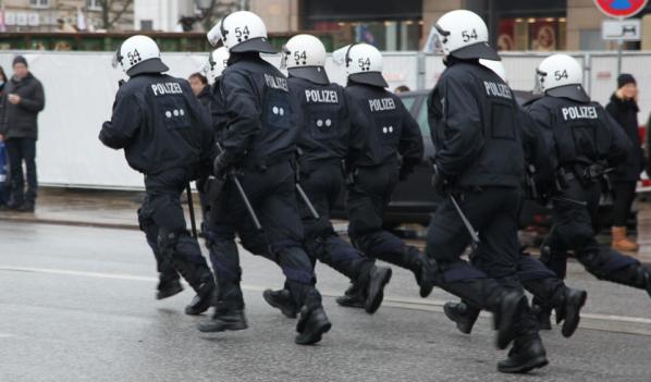 Erwin Lorenzen / pixelio.de Nach umstrittenen Einsätzen gegen Demonstranten steht die Polizei jetzt in der Kritik. Es wurden auch viele Beamte verletzt.