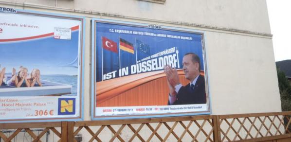 Von pfatter from Deutschland - Poster of ErdoganUploaded by Randam, CC BY 2.0, https://commons.wikimedia.org/w/index.php?curid=15010707 Werbung für einen Besuch Erdogans in Düsseldorf, 2011