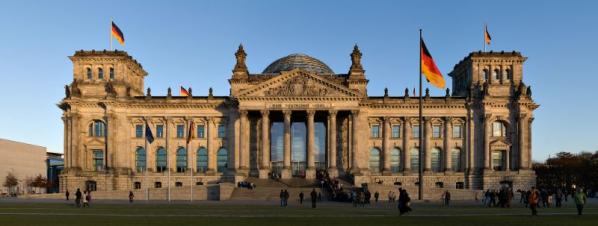 Von Jürgen Matern - Eigenes Werk (JMatern_071104_8454-8458_WC.jpg), CC BY-SA 3.0, https://commons.wikimedia.org/w/index.php?curid=3064083 Im Reichstagsgebäude in Berlin tagt der Bundestag (= das deutsche Parlament)